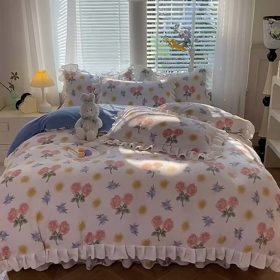 91家纺网 家纺一手货源 找家纺 金盛皇朝家纺 2023高克重牛奶绒韩版花边床裙款四件套 花意飘香