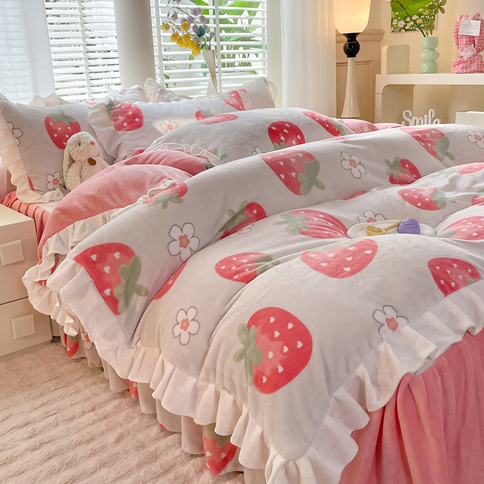 91家纺网 家纺一手货源 找家纺 金盛皇朝家纺 2023高克重牛奶绒韩版花边床裙款四件套 草莓朵朵