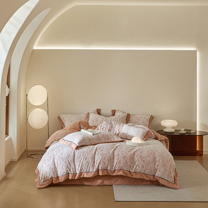 91家纺网 家纺一手货源 找家纺 （总）漫调家纺 2023新款230克全消光着色印花立体浮雕牛奶绒四件套 场景二