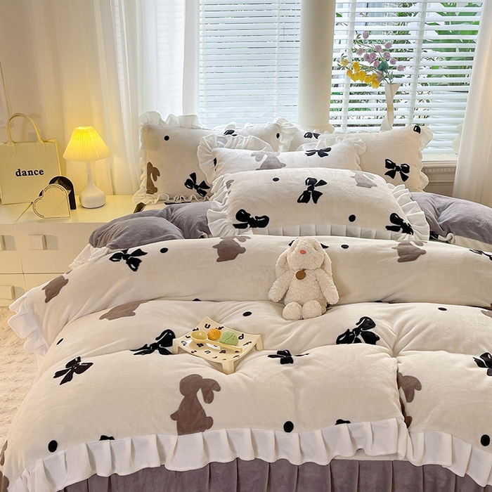 91家纺网 家纺一手货源 找家纺 金盛皇朝家纺 2023高克重牛奶绒韩版花边床裙款四件套 蝴蝶兔