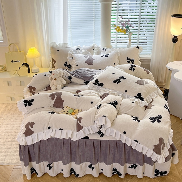 91家纺网 家纺一手货源 找家纺 金盛皇朝家纺 2023高克重牛奶绒韩版花边床裙款四件套 蝴蝶兔