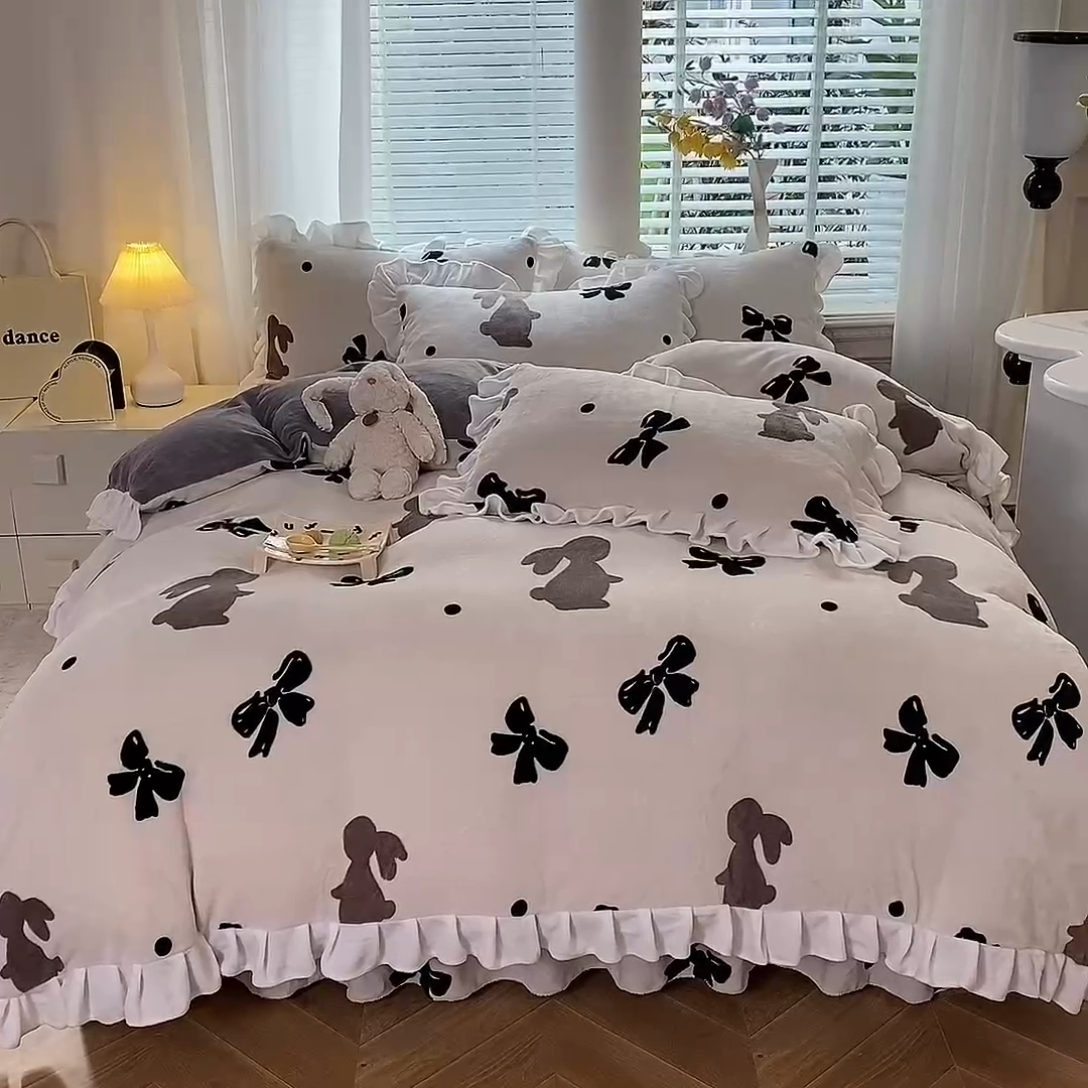 91家纺网 家纺一手货源 找家纺 金盛皇朝家纺 2023高克重牛奶绒韩版花边床裙款四件套 蝴蝶兔