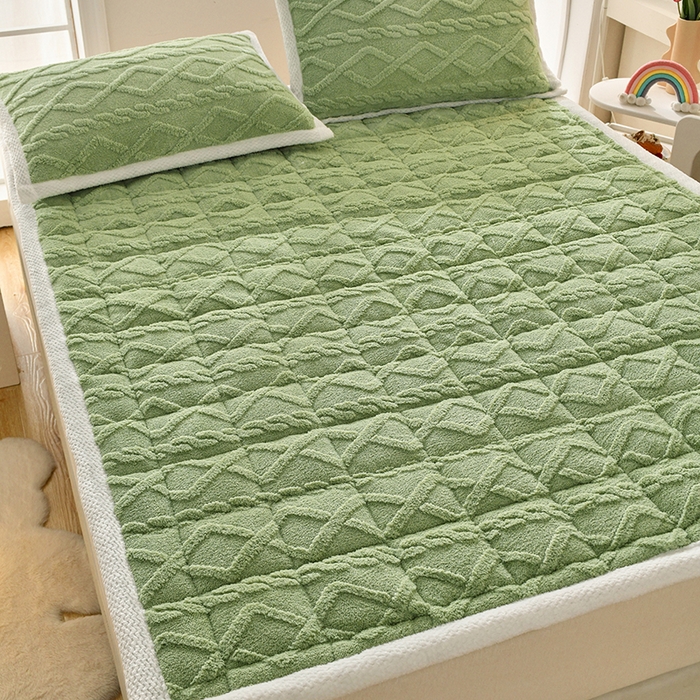 91家纺网 家纺一手货源 找家纺 梦初语 2023新款塔芙绒夹棉床垫 果绿