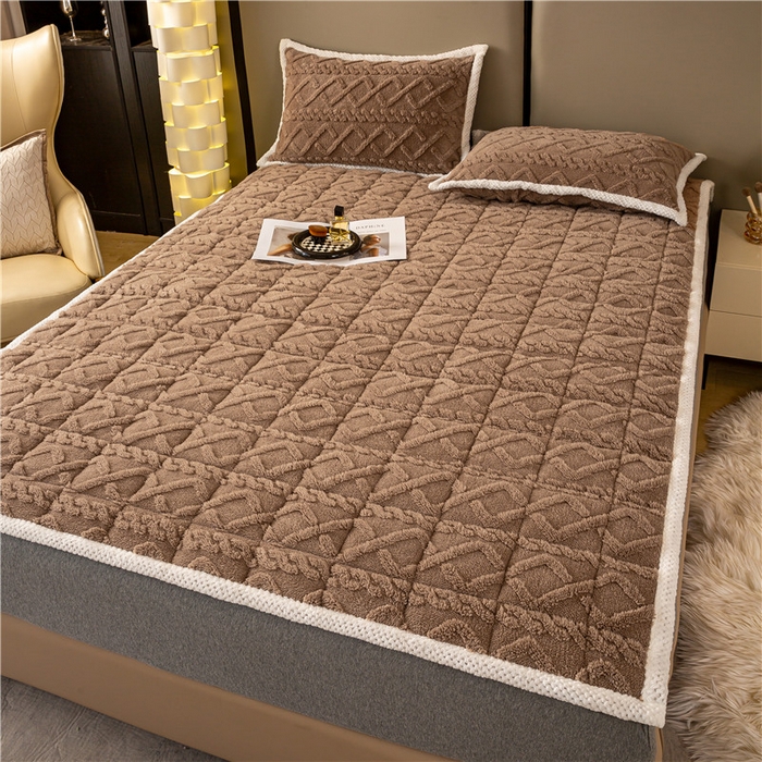 91家纺网 家纺一手货源 找家纺 正邦家纺 2024新款牛奶绒提花保暖塔芙蓉床垫 卡其