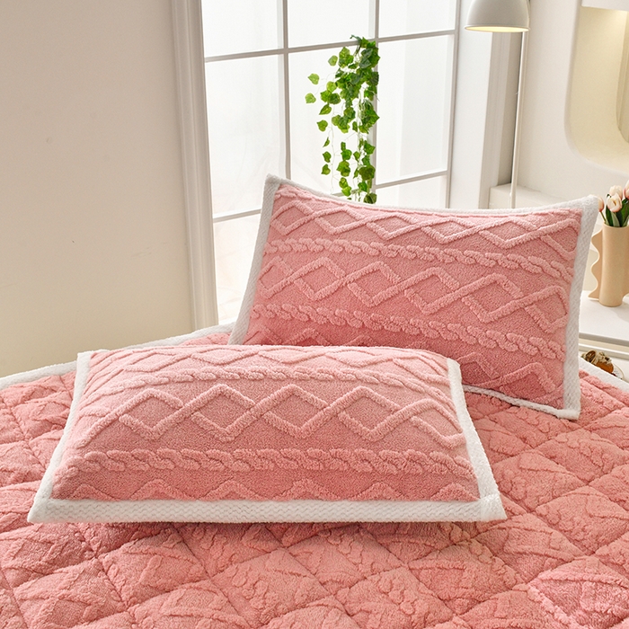 91家纺网 家纺一手货源 找家纺 梦初语 2023新款塔芙绒夹棉床垫 浪漫粉