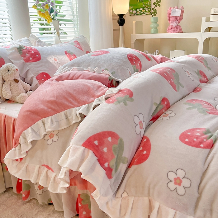 91家纺网 家纺一手货源 找家纺 金盛皇朝家纺 2023高克重牛奶绒韩版花边床裙款四件套 草莓朵朵