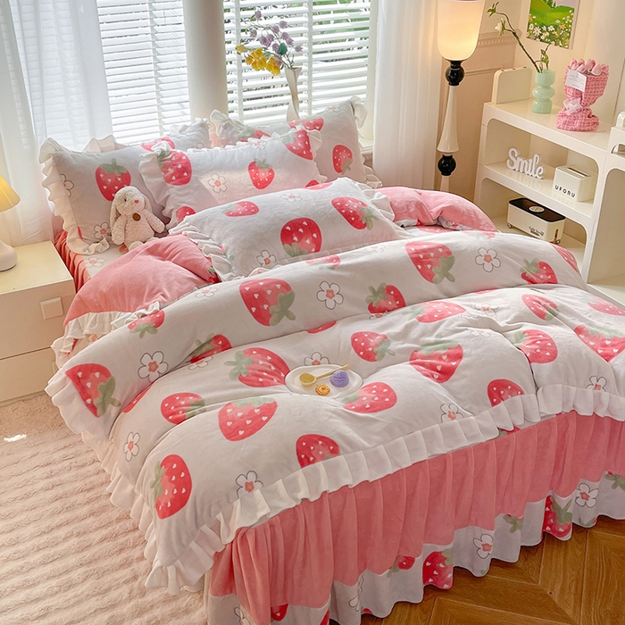 91家纺网 家纺一手货源 找家纺 金盛皇朝家纺 2023高克重牛奶绒韩版花边床裙款四件套 草莓朵朵