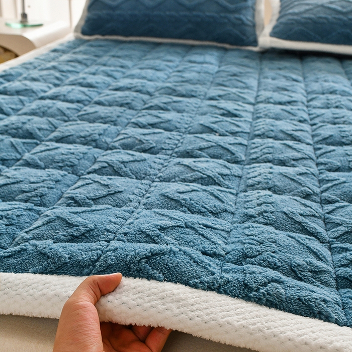 91家纺网 家纺一手货源 找家纺 梦初语 2023新款塔芙绒夹棉床垫 藏蓝