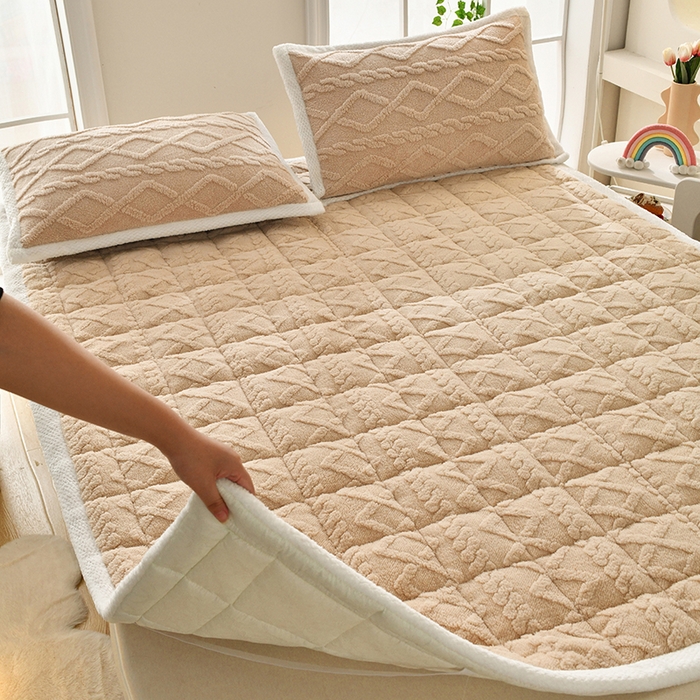 91家纺网 家纺一手货源 找家纺 梦初语 2023新款塔芙绒夹棉床垫 奶咖