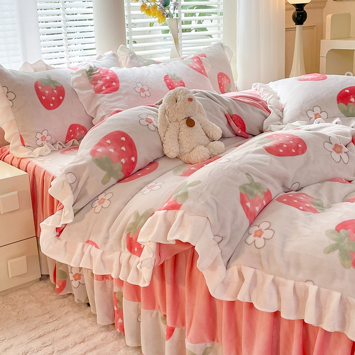 91家纺网 家纺一手货源 找家纺 金盛皇朝家纺 2023高克重牛奶绒韩版花边床裙款四件套 草莓朵朵