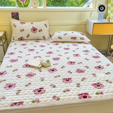91家纺网 家纺一手货源 找家纺 宜代光年 2023新款牛奶绒夹棉床垫床盖 床盖-花朵熊