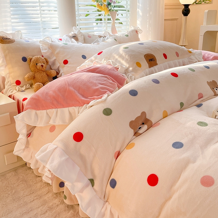 91家纺网 家纺一手货源 找家纺 金盛皇朝家纺 2023高克重牛奶绒韩版花边床裙款四件套 波点小熊