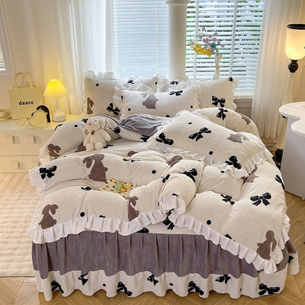 91家纺网 家纺一手货源 找家纺 金盛皇朝家纺 2023高克重牛奶绒韩版花边床裙款四件套 蝴蝶兔