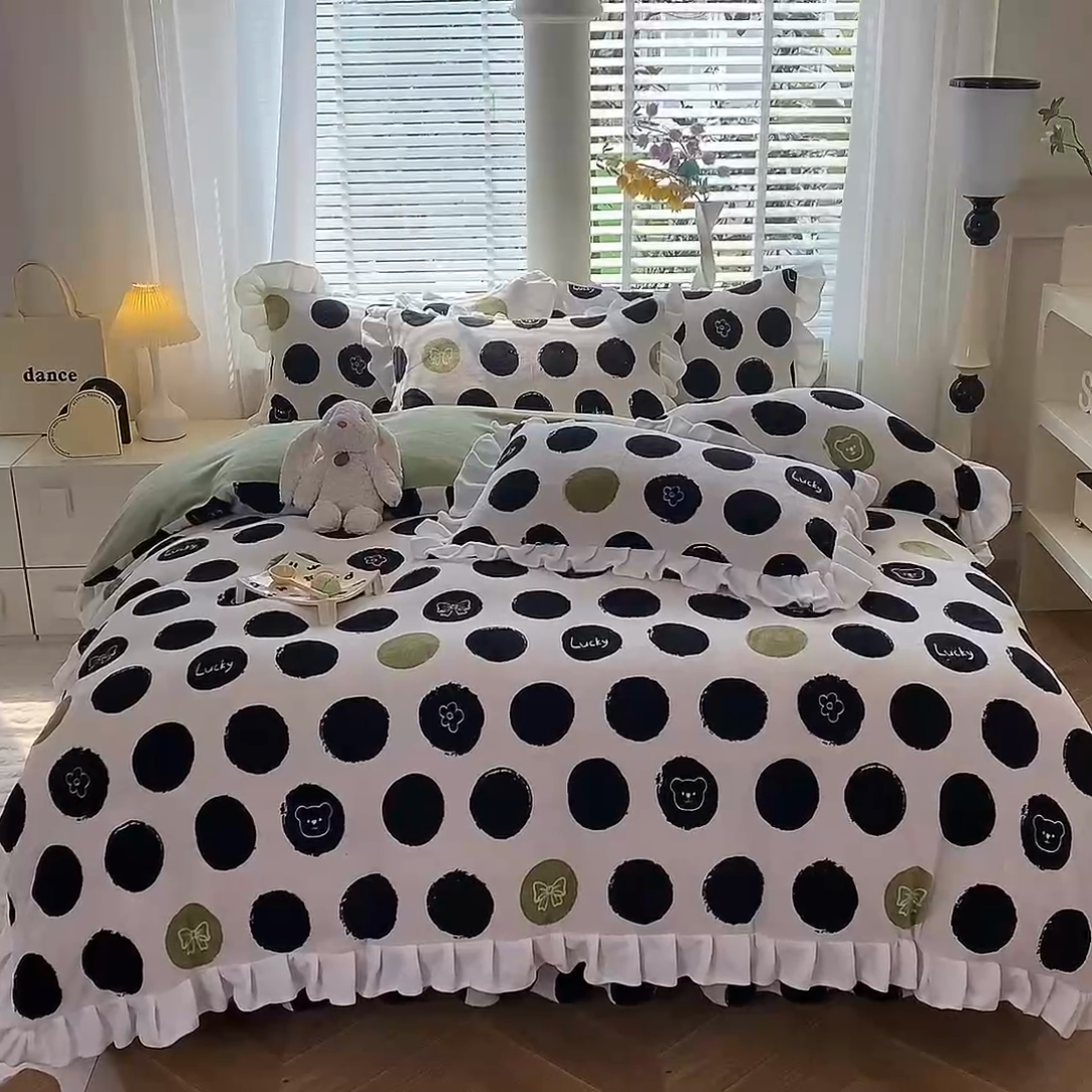 91家纺网 家纺一手货源 找家纺 金盛皇朝家纺 2023高克重牛奶绒韩版花边床裙款四件套 幸运熊熊