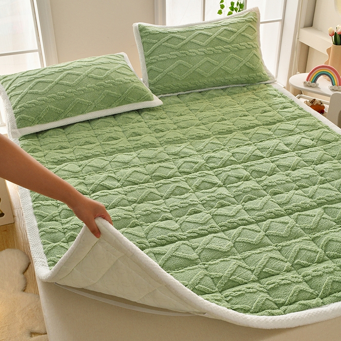 91家纺网 家纺一手货源 找家纺 梦初语 2023新款塔芙绒夹棉床垫 果绿