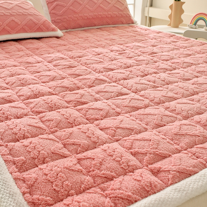 91家纺网 家纺一手货源 找家纺 梦初语 2023新款塔芙绒夹棉床垫 浪漫粉