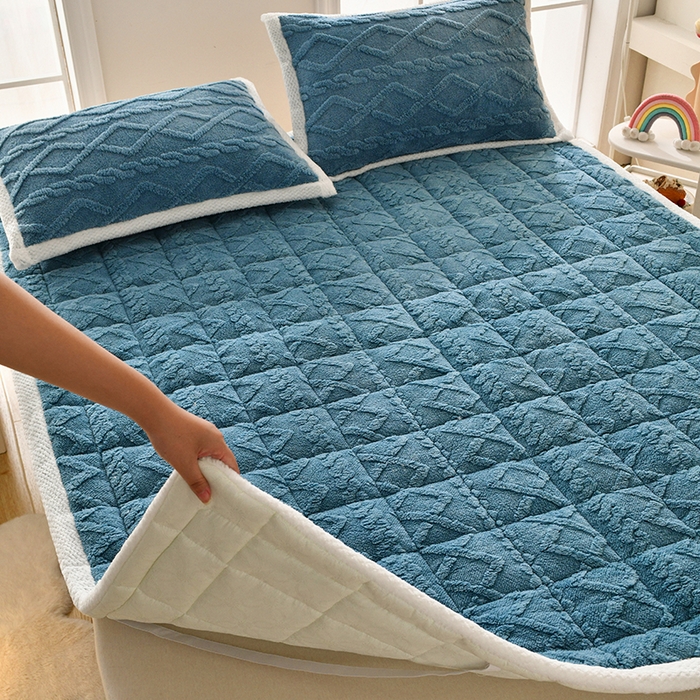 91家纺网 家纺一手货源 找家纺 梦初语 2023新款塔芙绒夹棉床垫 藏蓝