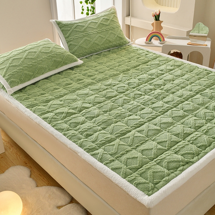 91家纺网 家纺一手货源 找家纺 梦初语 2023新款塔芙绒夹棉床垫 果绿