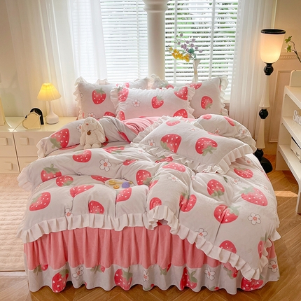 91家纺网 家纺一手货源 找家纺 金盛皇朝家纺 2023高克重牛奶绒韩版花边床裙款四件套 草莓朵朵