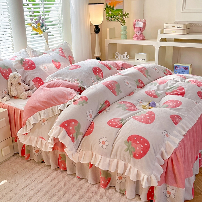 91家纺网 家纺一手货源 找家纺 金盛皇朝家纺 2023高克重牛奶绒韩版花边床裙款四件套 草莓朵朵