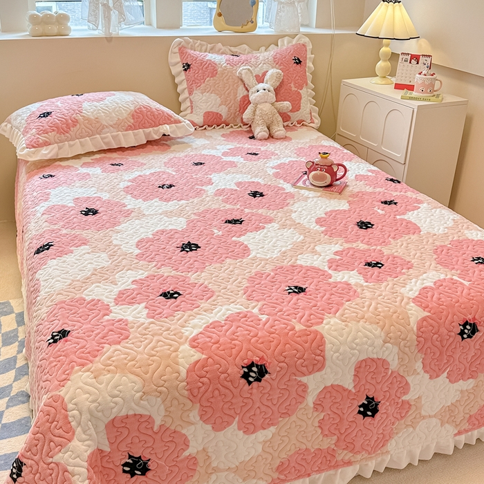 91家纺网 家纺一手货源 找家纺 简宜家居（朝初家纺）2023新款牛奶绒夹棉床盖 蜜爱