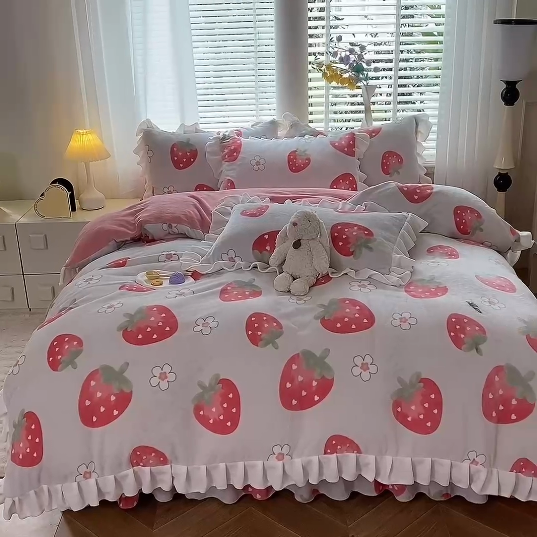 91家纺网 家纺一手货源 找家纺 金盛皇朝家纺 2023高克重牛奶绒韩版花边床裙款四件套 草莓朵朵