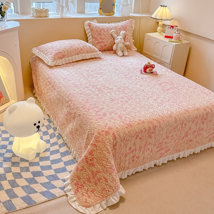 91家纺网 家纺一手货源 找家纺 简宜家居（朝初家纺）2023新款牛奶绒夹棉床盖 觅棠