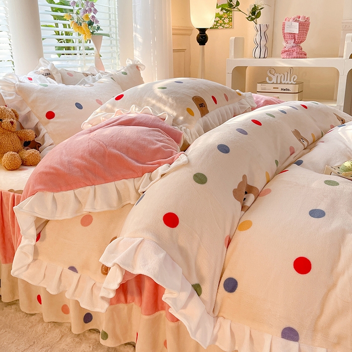 91家纺网 家纺一手货源 找家纺 金盛皇朝家纺 2023高克重牛奶绒韩版花边床裙款四件套 波点小熊