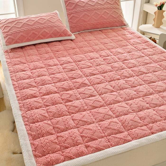 91家纺网 家纺一手货源 找家纺 梦初语 2023新款塔芙绒夹棉床垫 浪漫粉