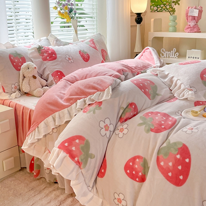 91家纺网 家纺一手货源 找家纺 金盛皇朝家纺 2023高克重牛奶绒韩版花边床裙款四件套 草莓朵朵