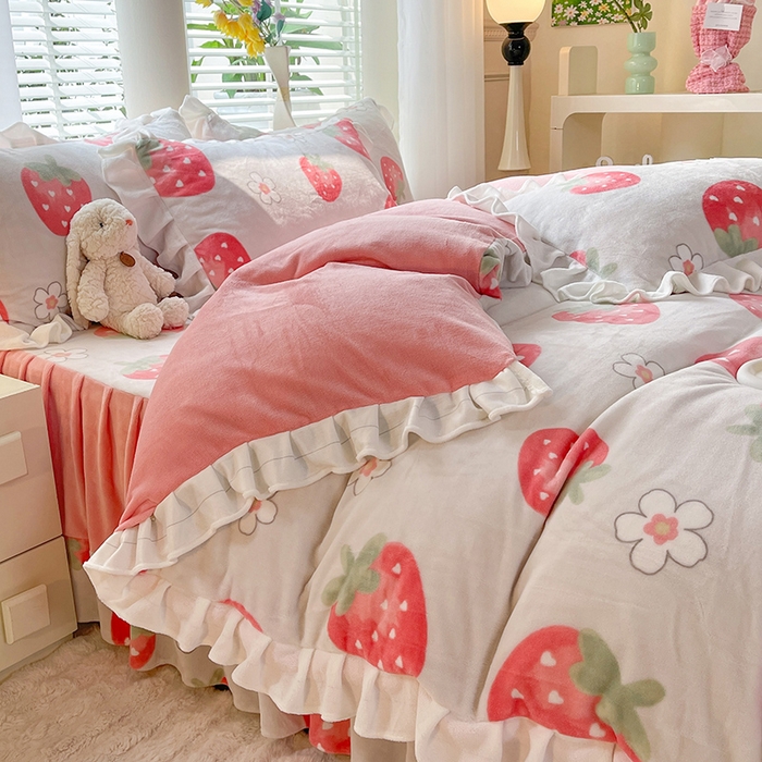 91家纺网 家纺一手货源 找家纺 金盛皇朝家纺 2023高克重牛奶绒韩版花边床裙款四件套 草莓朵朵