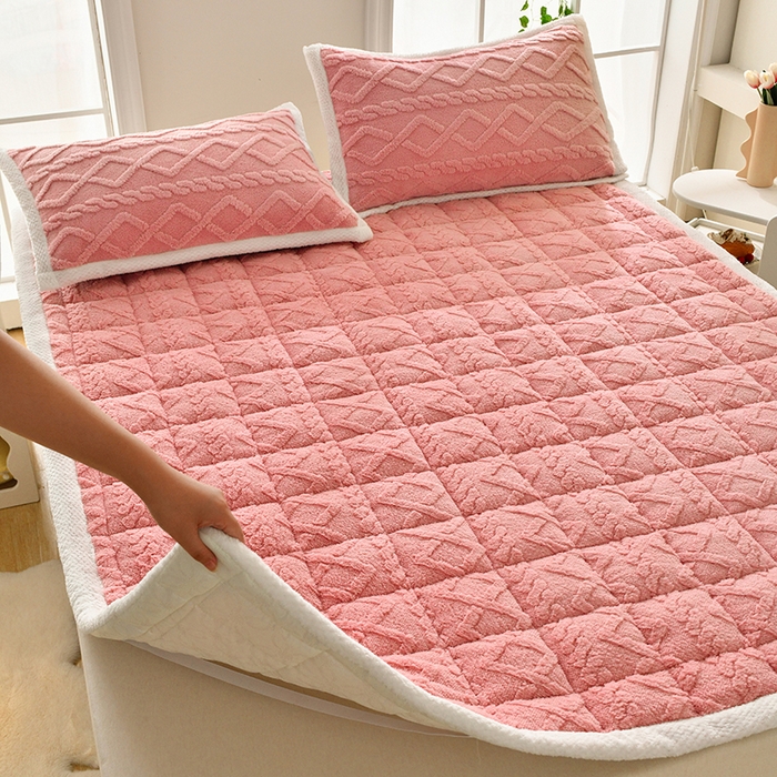 91家纺网 家纺一手货源 找家纺 梦初语 2023新款塔芙绒夹棉床垫 浪漫粉