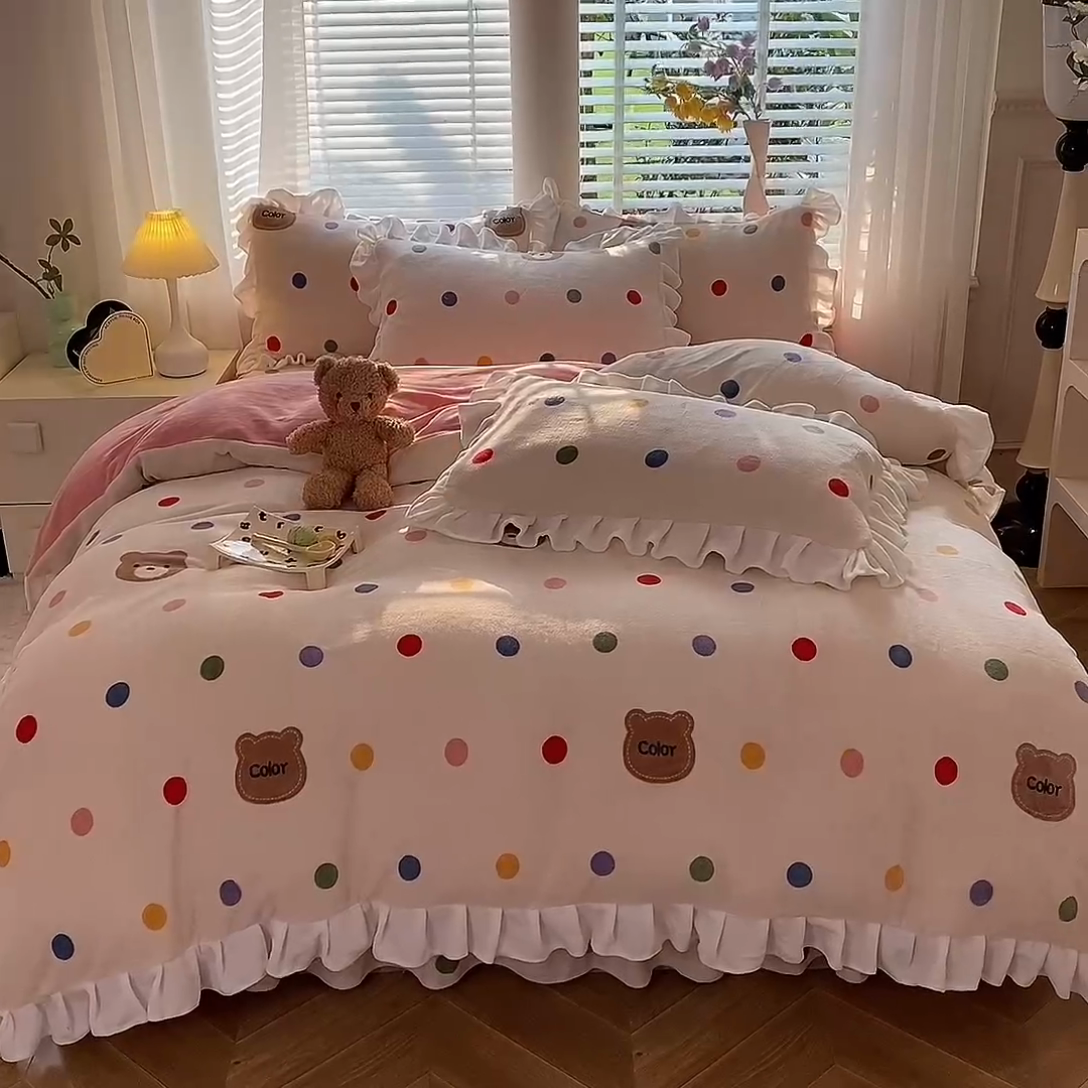 91家纺网 家纺一手货源 找家纺 金盛皇朝家纺 2023高克重牛奶绒韩版花边床裙款四件套 波点小熊