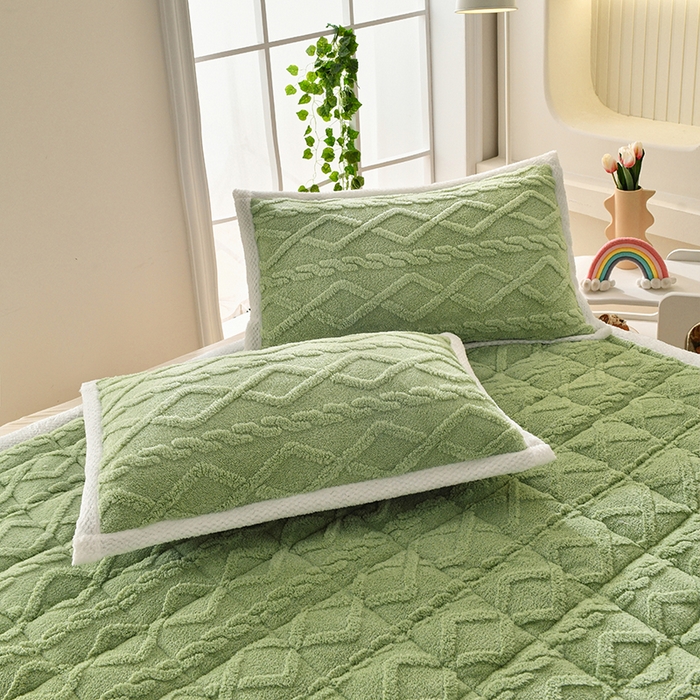 91家纺网 家纺一手货源 找家纺 梦初语 2023新款塔芙绒夹棉床垫 果绿