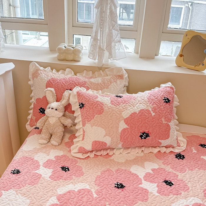 91家纺网 家纺一手货源 找家纺 简宜家居（朝初家纺）2023新款牛奶绒夹棉床盖 蜜爱