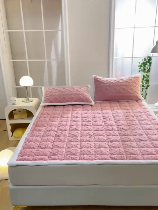 91家纺网 家纺一手货源 找家纺 梦初语 2023新款塔芙绒夹棉床垫 浪漫粉