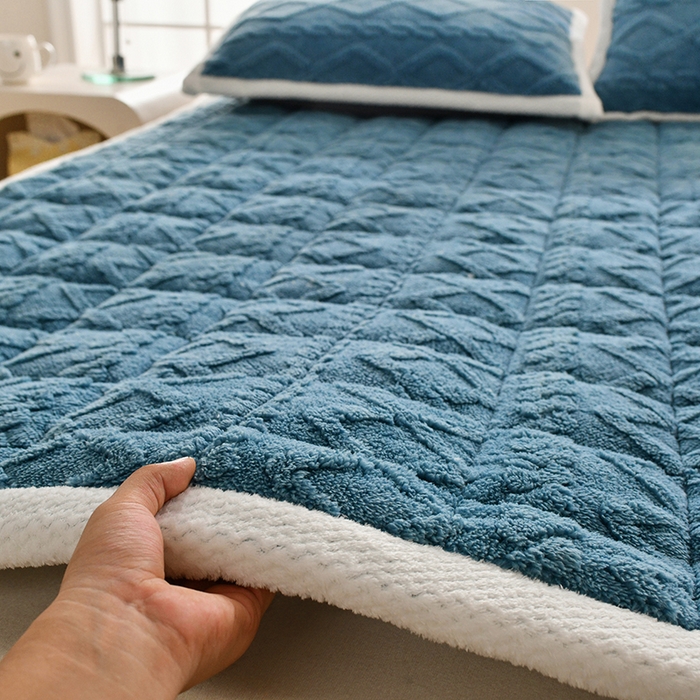 91家纺网 家纺一手货源 找家纺 梦初语 2023新款塔芙绒夹棉床垫 藏蓝