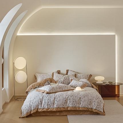 91家纺网 家纺一手货源 找家纺 （总）漫调家纺 2023新款230克全消光着色印花立体浮雕牛奶绒四件套 场景二