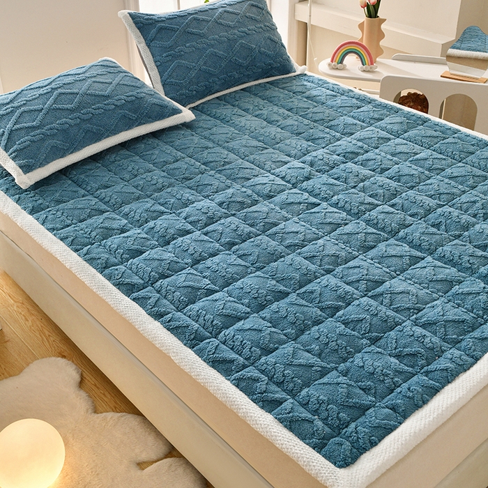 91家纺网 家纺一手货源 找家纺 梦初语 2023新款塔芙绒夹棉床垫 藏蓝