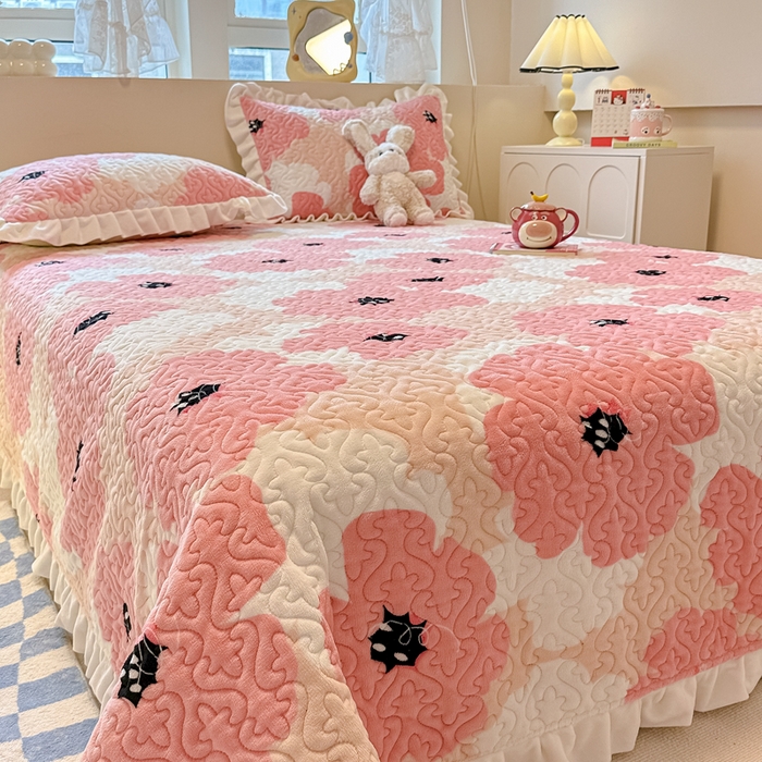 91家纺网 家纺一手货源 找家纺 简宜家居（朝初家纺）2023新款牛奶绒夹棉床盖 蜜爱