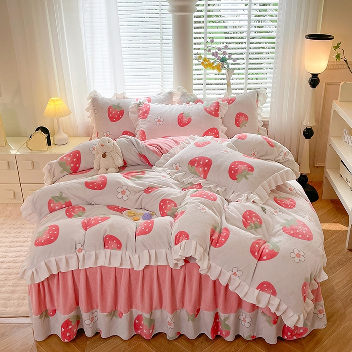 91家纺网 家纺一手货源 找家纺 金盛皇朝家纺 2023高克重牛奶绒韩版花边床裙款四件套 草莓朵朵