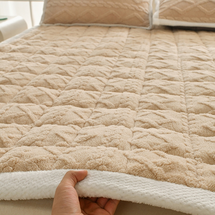 91家纺网 家纺一手货源 找家纺 梦初语 2023新款塔芙绒夹棉床垫 奶咖