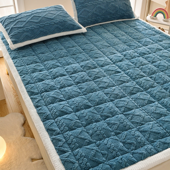 91家纺网 家纺一手货源 找家纺 梦初语 2023新款塔芙绒夹棉床垫 藏蓝