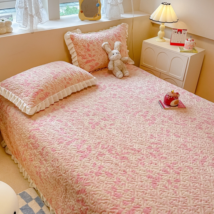 91家纺网 家纺一手货源 找家纺 简宜家居（朝初家纺）2023新款牛奶绒夹棉床盖 觅棠