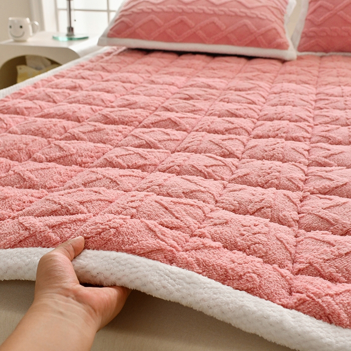 91家纺网 家纺一手货源 找家纺 梦初语 2023新款塔芙绒夹棉床垫 浪漫粉