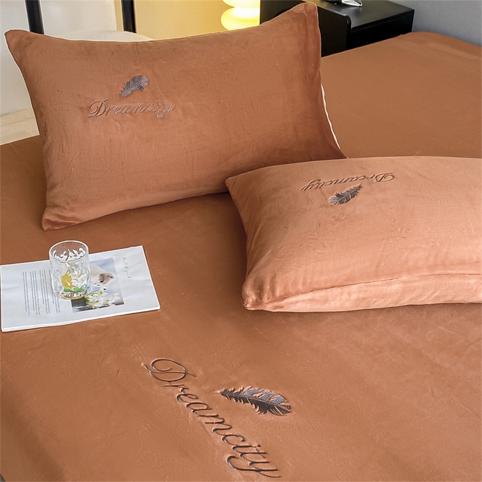 91家纺网 家纺一手货源 找家纺 古吉梦 2023新款牛奶绒刺绣床笠-羽梦 羽梦-亚麻驼