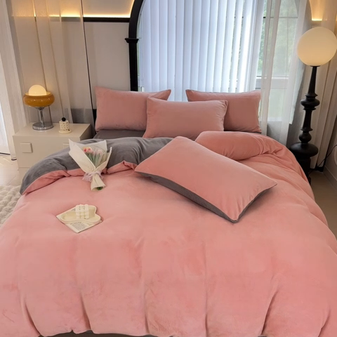 91家纺网 家纺一手货源 找家纺 迷仙巢家纺 2023新款双拼牛奶绒四件套 玉加灰