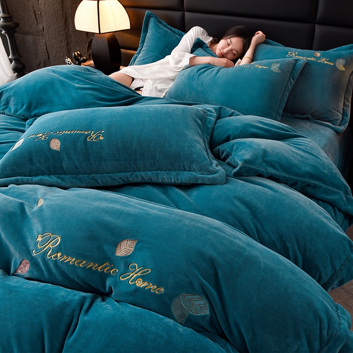 91家纺网 家纺一手货源 找家纺 瑞驰家纺 2023新款A类达标加厚保暖婴儿绒四件套 艾丽莎系列 艾丽莎-深湖绿