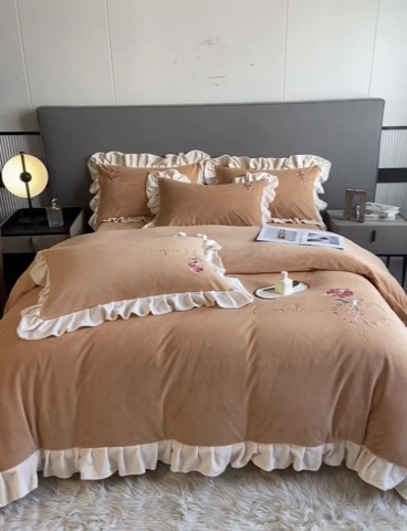 91家纺网 家纺一手货源 找家纺 7V 2024新款韩版花边牛奶绒刺绣四件套8斤多加厚牛奶绒面料法兰绒宝宝绒 偏爱-浅驼