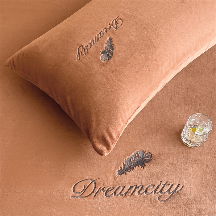 91家纺网 家纺一手货源 找家纺 古吉梦 2023新款牛奶绒刺绣床笠-羽梦 羽梦-亚麻驼